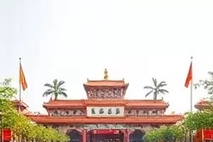 发布会现场空置的座位与临时更换的日程牌