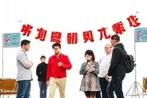 机场通道上举着相机的人群与匆匆走过的背影
